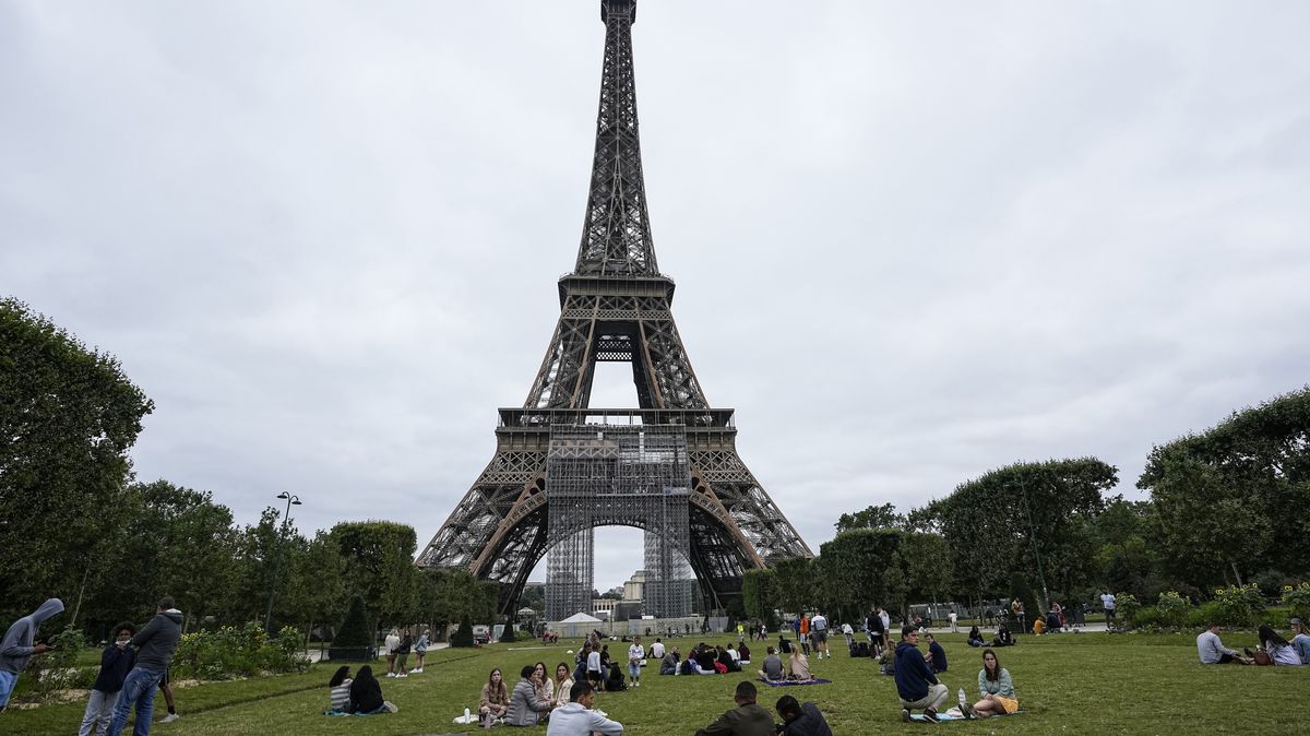 Série znásilnění na Martově poli. Pařížská opozice chce park u Eiffelovky a české ambasády zavírat na noc